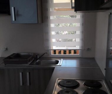 Coin cuisine avec plaques et évier au camping omer port la nouvelle