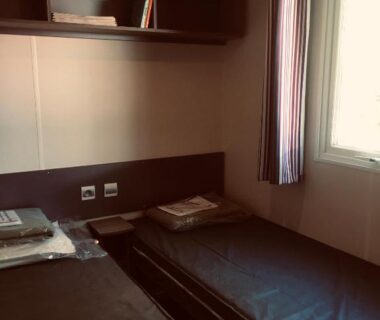 Chambre avec deux lits et fenêtre au parc des 7 fonts