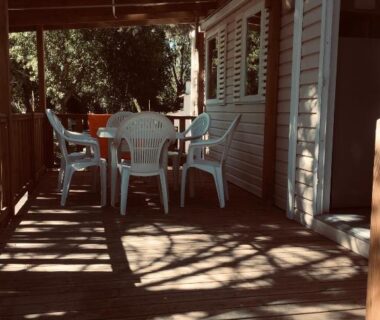 Terrasse ombragée avec table et chaises du parc des 7 fonts