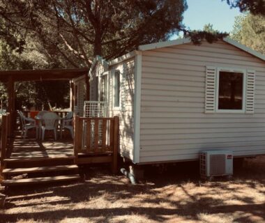 Mobil-home ombragé avec terrasse au parc des 7 fonts