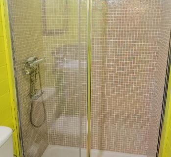 Salle de bain avec douche et toilettes dans la roulotte Tipergwendiou
