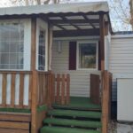 Terrasse en bois avec marches et coffre de rangement devant le mobil-home sable du midi 1