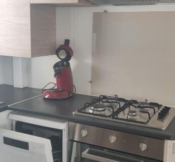 Cuisine équipée avec plaque de cuisson et four du camping sable du midi 1