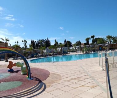 Piscine extérieure et pataugeoire au camping Sable du Midi 1