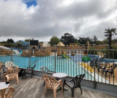 Piscine extérieure avec toboggan et chaises de l'hébergement sol a gogo 3 ch