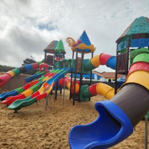 Aire de jeux avec toboggans colorés au camping sol a gogo 3 ch