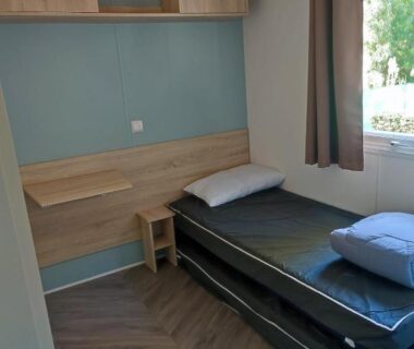Chambre avec lits et fenêtre dans le superbe mobil home 6/8 pers clim sans vis a vis