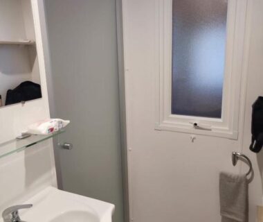 Salle de bains avec lavabo et douche dans le superbe mobil home 6/8 pers clim sans vis a vis