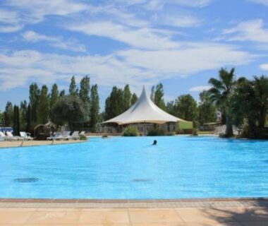 Piscine extérieure avec pavillon central du superbe mobil home 6/8 pers clim sans vis à vis