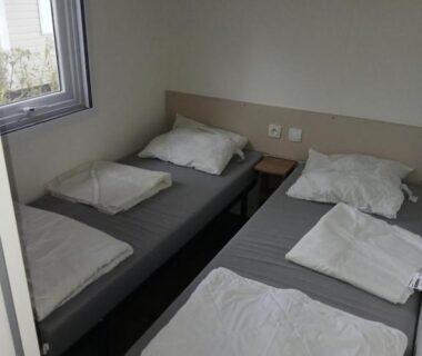 Chambre avec deux lits simples dans le sweet mobil-home