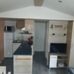 Intérieur avec kitchenette coin salon et télévision dans le sweet mobil-home