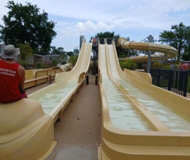 Parc aquatique avec toboggans et bassins au sweet mobil-home