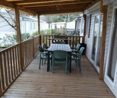 Terrasse couverte avec table et chaises du sweet mobil-home