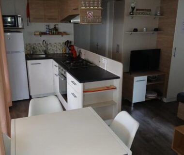 Intérieur coin cuisine et salle à manger dans le sweet mobil-home