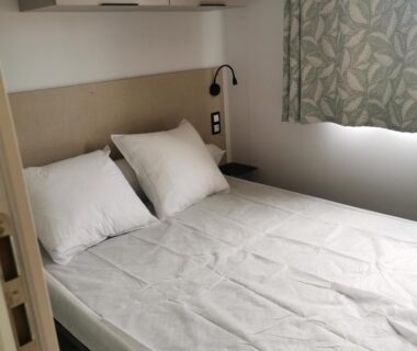 Chambre avec lit double et coussins dans le logement tony vacances
