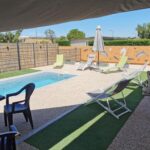 Terrasse couverte et piscine au camping tony vacances