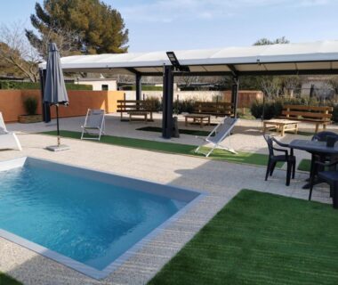 Piscine et transats dans le camping Tony Vacances