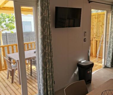 Terrasse en bois avec table et chaises du logement Tony Vacances