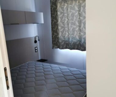 Chambre avec matelas et rideaux dans le camping tony vacances