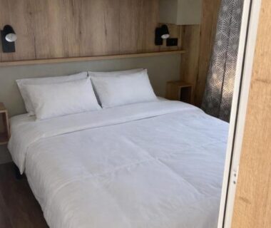 Chambre avec lit double et rangements dans le zoubidou