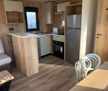 Intérieur mobil-home avec cuisine équipée et coin repas du zoubidou