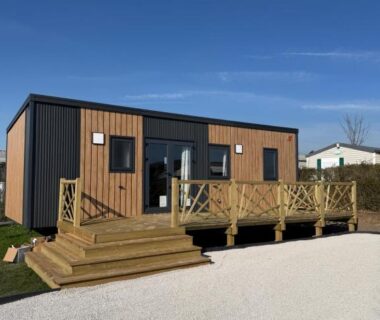 Terrasse en bois devant mobil-home au camping zoubidou
